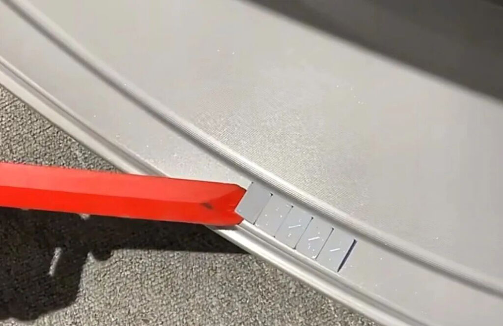 Wheel weight detachment